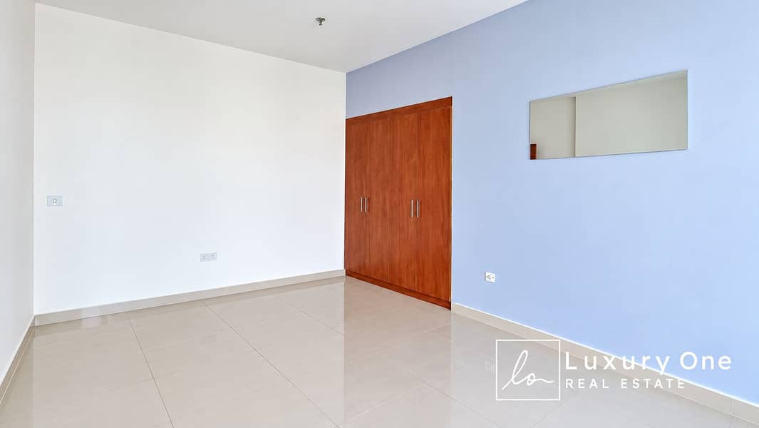 4 Minimalist Empty Room with Wardrobe and Mirror. png
