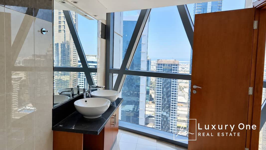 9 Luxury High-Rise Bathroom Skyline View. png