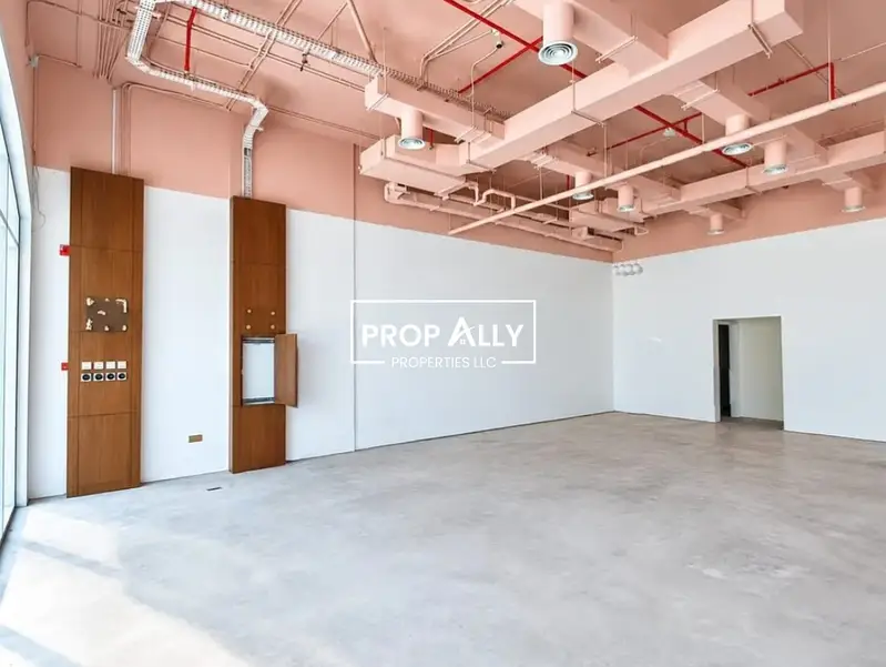 Retail Shop | High Visibility | Semi Fitted