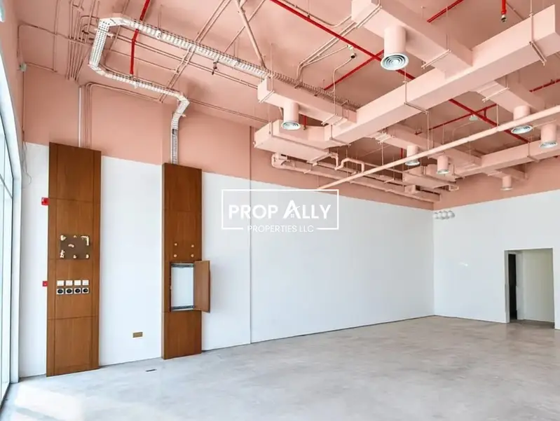 Retail Shop | High Visibility | Semi Fitted