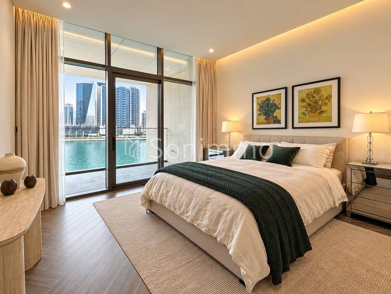 11 Luxury Bedroom Overlooking Marina Skyline. png