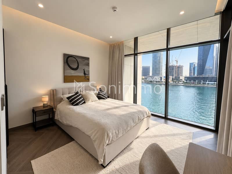 15 Modern Bedroom with Waterfront Skyline Views. png