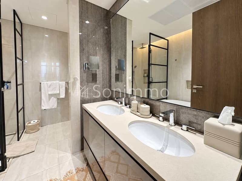 17 Modern Luxury Bathroom Interior. png