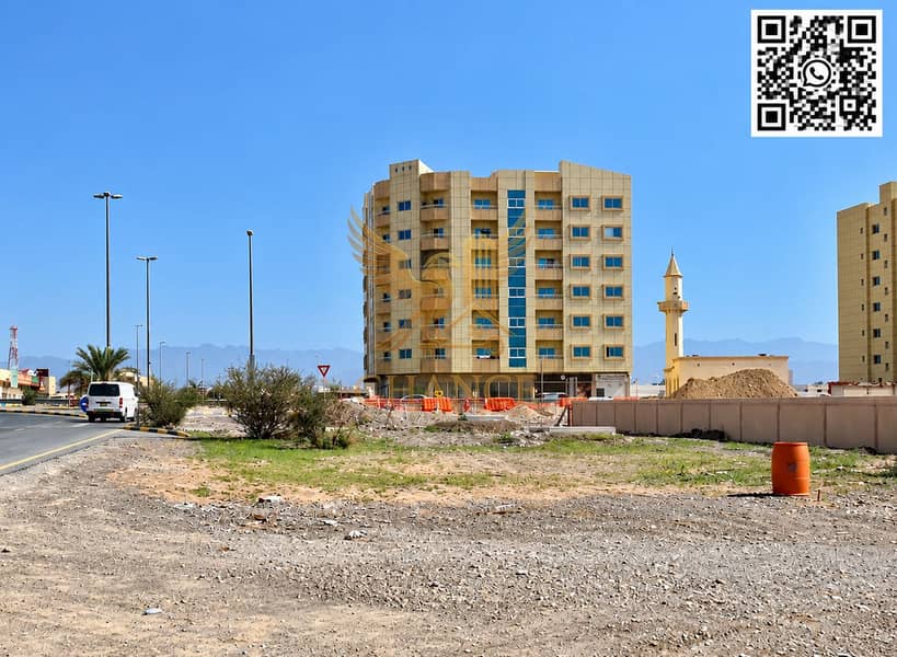 2 Urban Lot with Beige Tower and Minaret. png