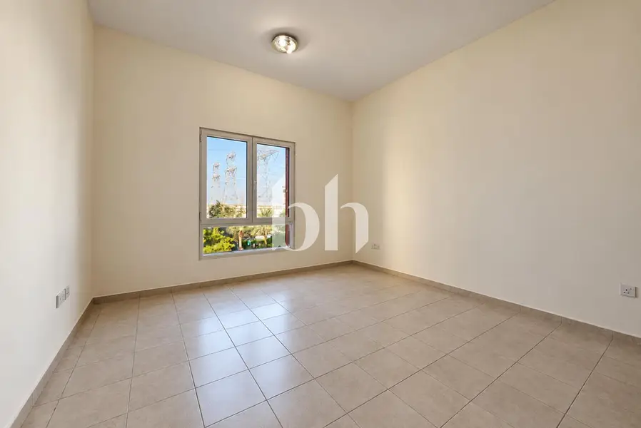 1BR | Mid Floor | Unfurnished | V type | Vacant