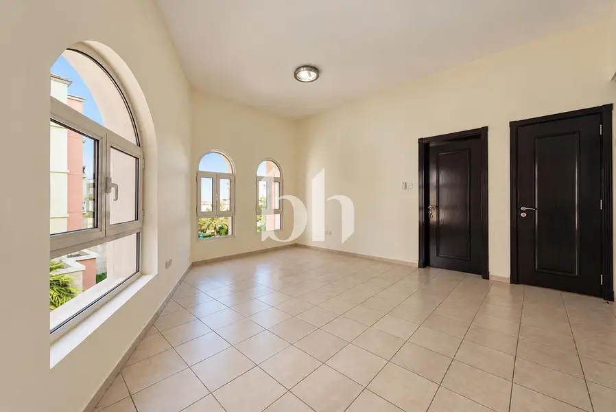 1BR | Mid Floor | Unfurnished | V type | Vacant
