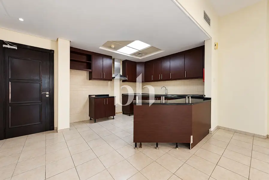 1BR | Mid Floor | Unfurnished | V type | Vacant