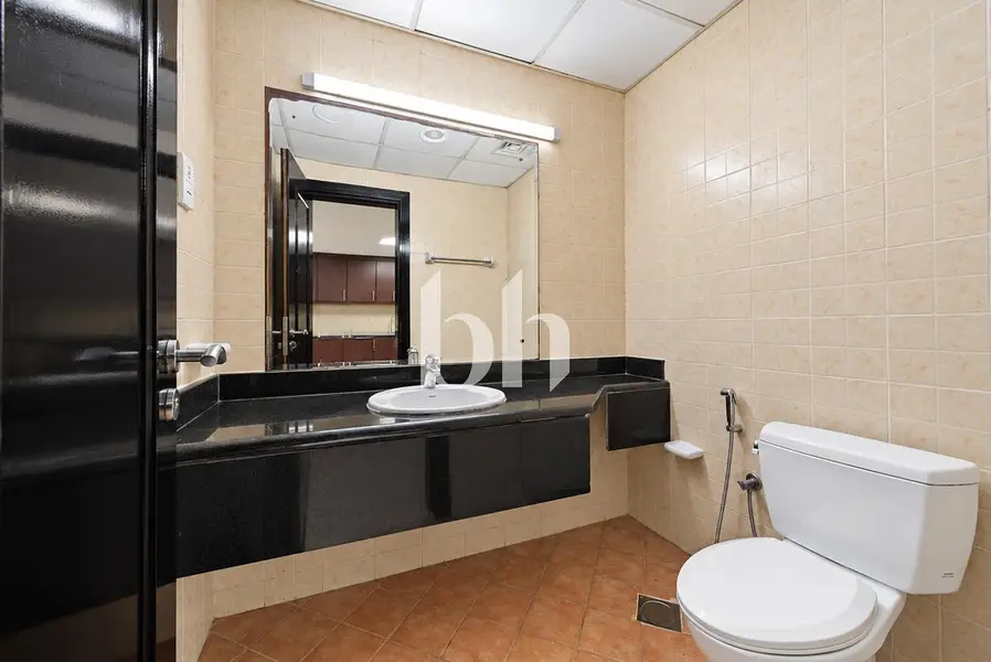 1BR | Mid Floor | Unfurnished | V type | Vacant