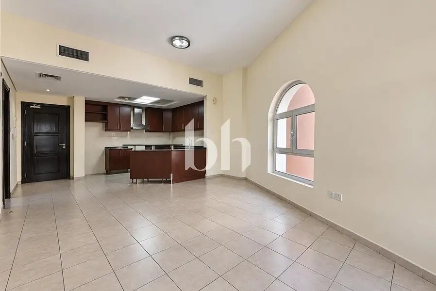 1BR | Mid Floor | Unfurnished | V type | Vacant