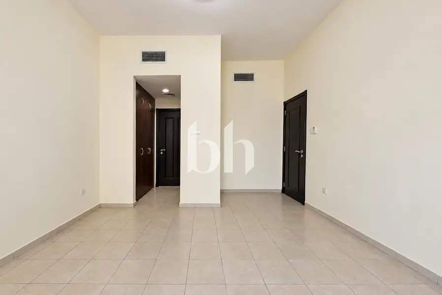 1BR | Mid Floor | Unfurnished | V type | Vacant