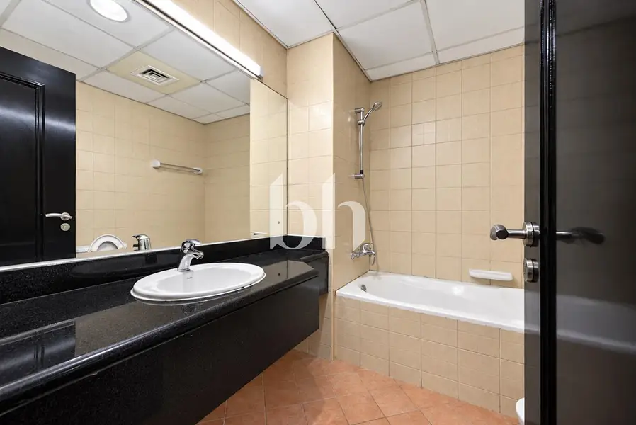 1BR | Mid Floor | Unfurnished | V type | Vacant