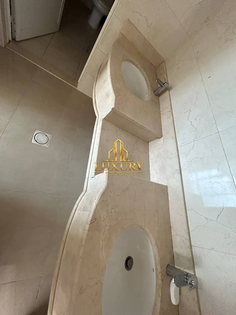 11 Spacious 6BHK Villa + Majlis | 6,000 Sq. Ft. | Private Parking | Hoshi