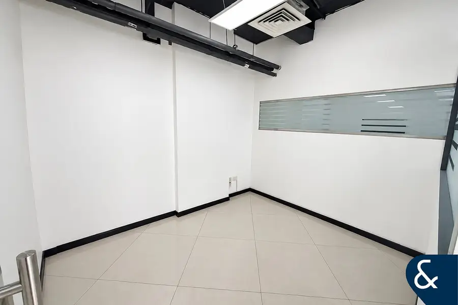 Fitted Unit | Vacant | Unfurnished
