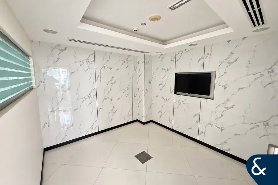 Fitted Unit | Vacant | Unfurnished