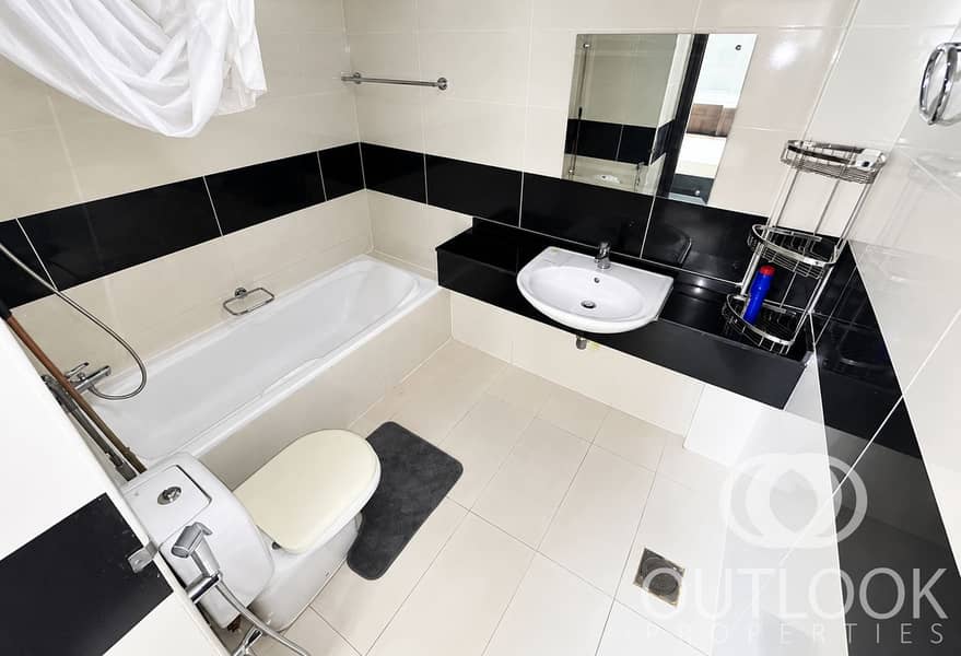 7 Modern Black-and-White Bathroom. png