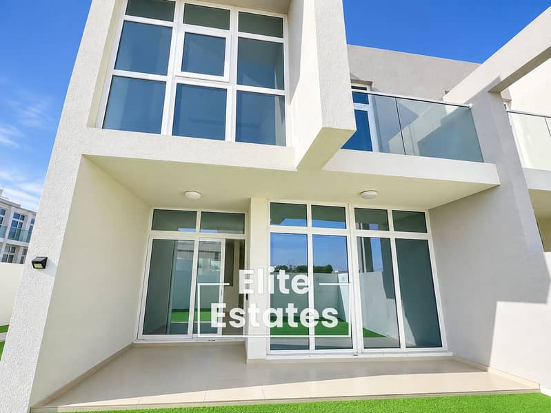 2 Modern Townhouse Patio in Bright Daylight. png