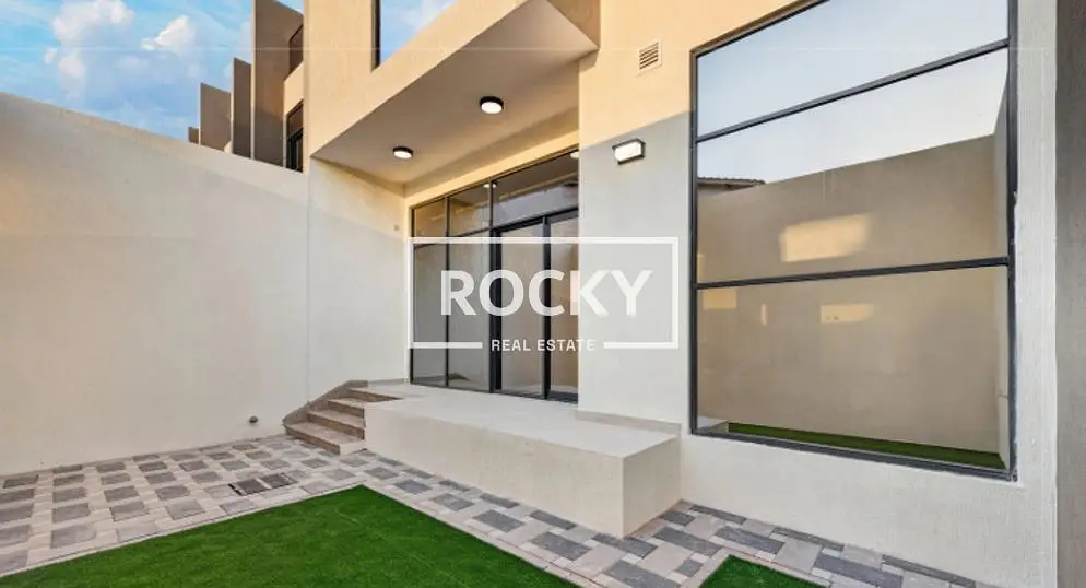 SPACIOUS 3BR + MAIDS COMMUNITY VILLA WITH OPEN KITCHEN | DIP 1