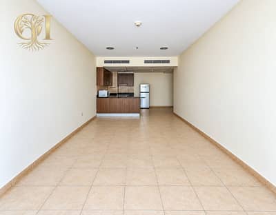 Appartement de 1 chambre à à louer à Dubai Marina, Dubai - Empty Modern Living Room with Kitchenette. png