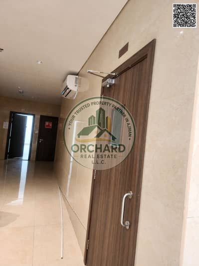 1 habitación Apartamento para en Alquiler en Al Jurf, Ajman - Modern Beige Marble Hallway with Wooden Door. png 1 habitación Apartamento para en Alquiler en Al Jurf, Ajman - Modern Beige Marble Hallway with Wooden Door. png