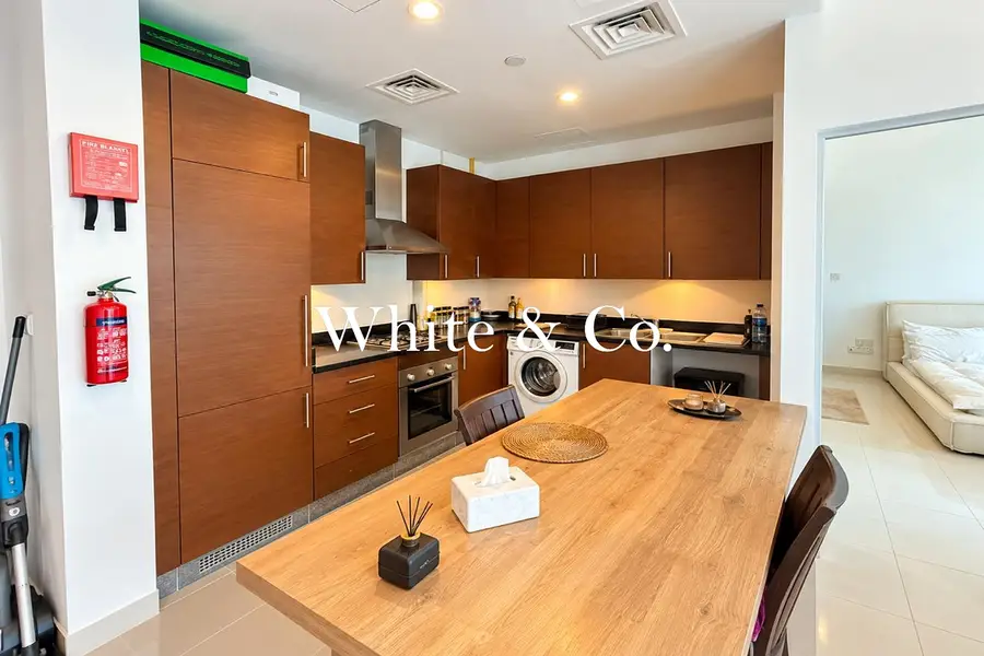 Private balcony | Vacant | Spacious Unit