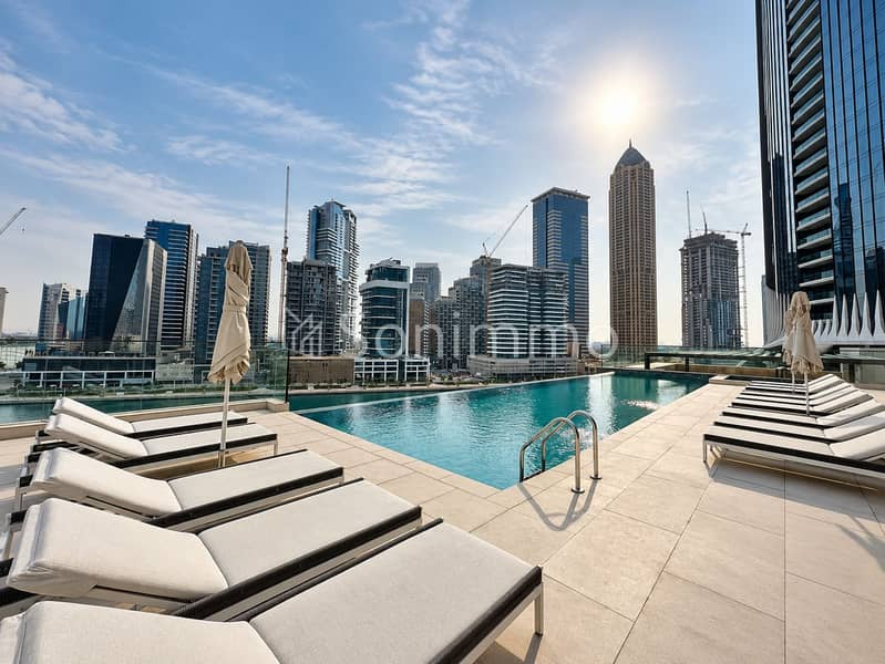 20 Luxury Rooftop Pool Skyline. png