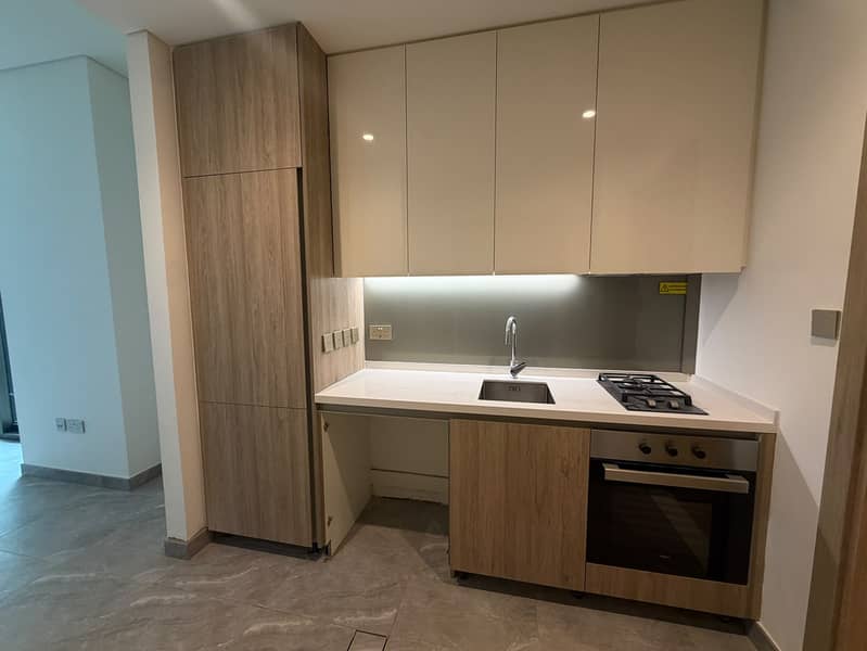 UNFURNISHED STUDIO | BALCONY | PENINSULA TWO