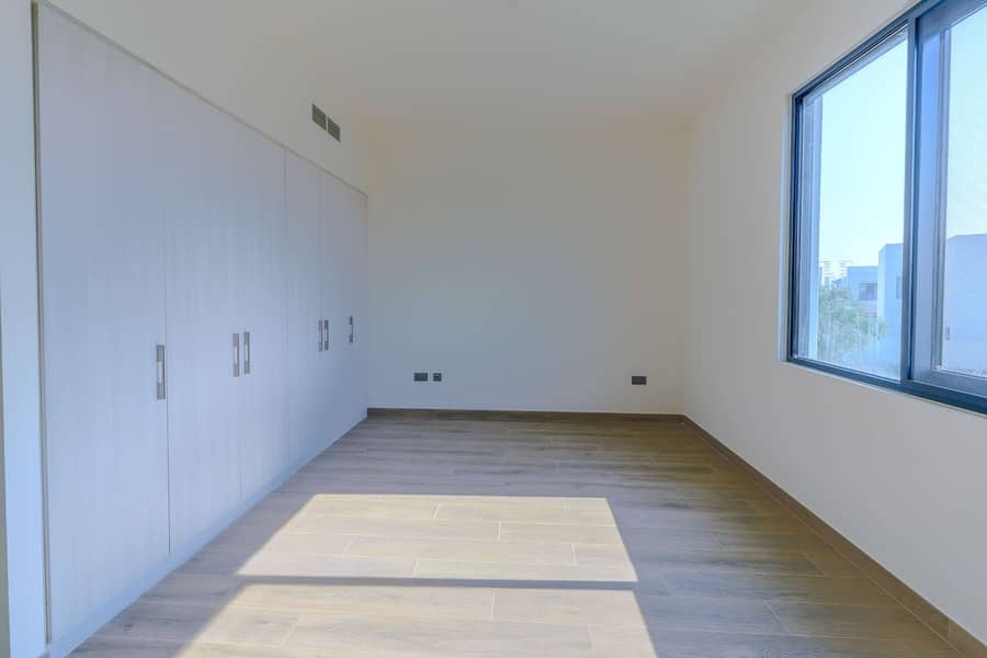 12 Image 0