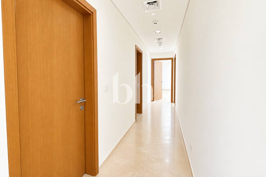 5 Hallwaywithaclosedhoneyoakdoor