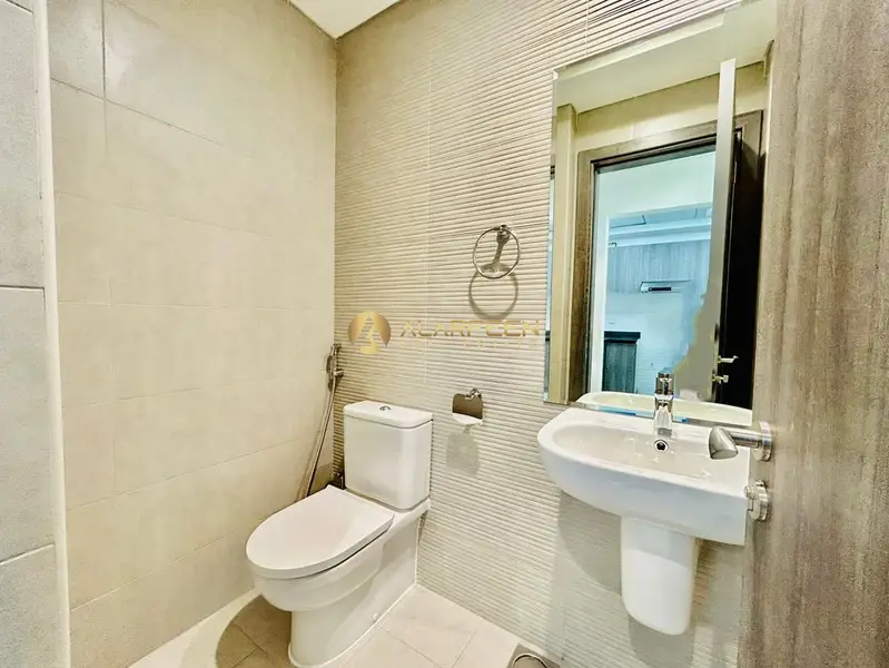 Smart Living | Well-Designed 1 BR | Mid Floor