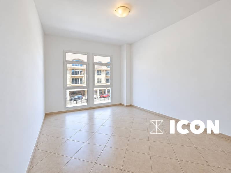 5 Bright empty room with city views. png