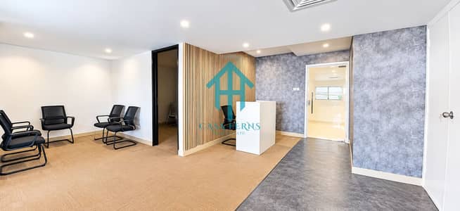 مکتب للايجار في الكرامة، دبي - Modern Office Reception and Waiting Area. png مکتب للايجار في الكرامة، دبي - Modern Office Reception and Waiting Area. png