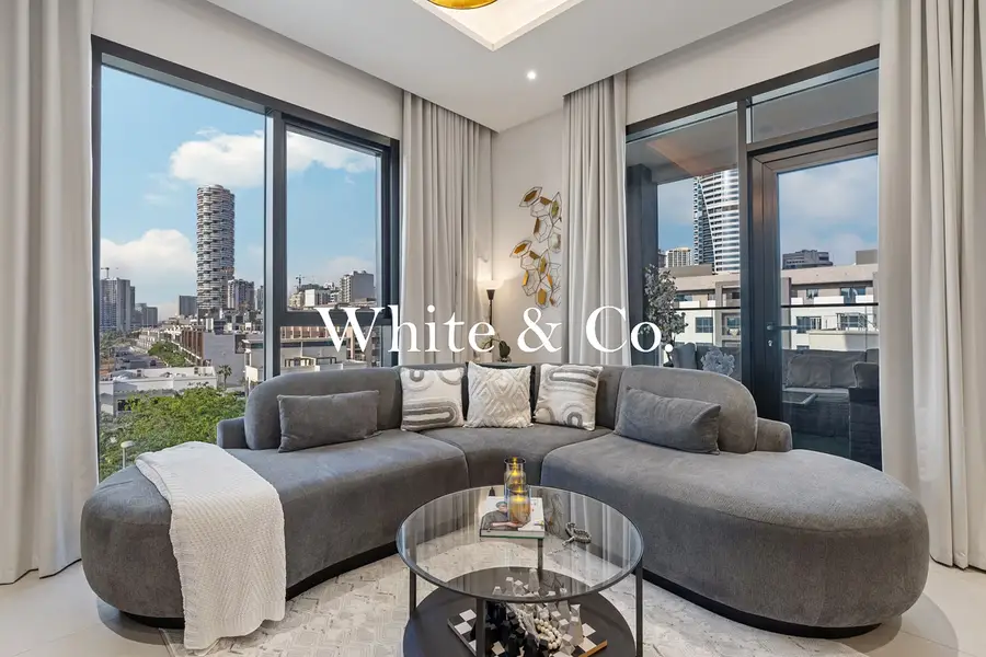 Modern Unit | Rooftop Pool | Top Location