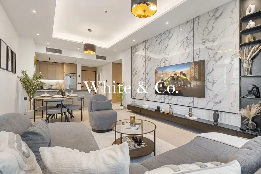 Modern Unit | Rooftop Pool | Top Location
