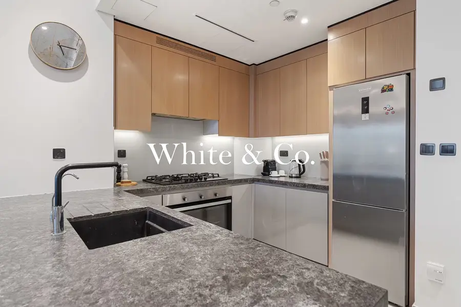 Modern Unit | Rooftop Pool | Top Location