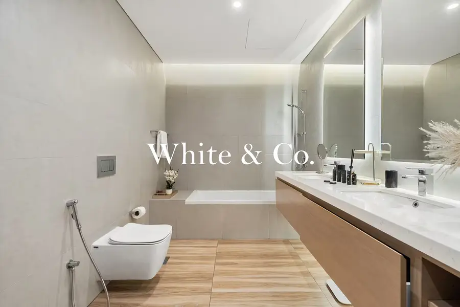 Modern Unit | Rooftop Pool | Top Location