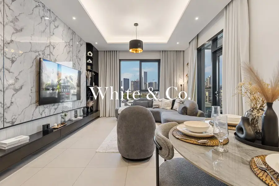 Modern Unit | Rooftop Pool | Top Location