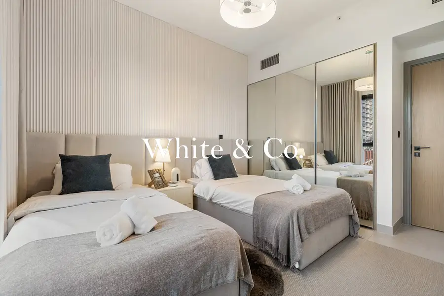Modern Unit | Rooftop Pool | Top Location