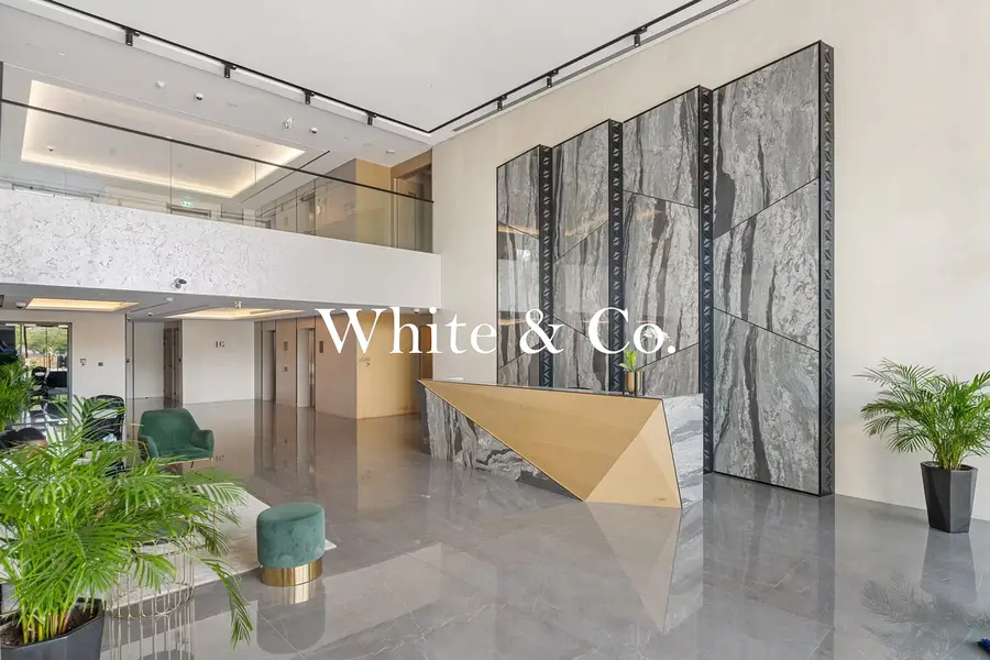 Modern Unit | Rooftop Pool | Top Location