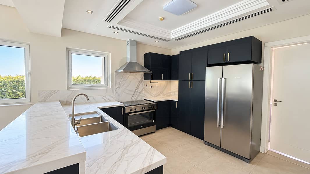 10 Modern Marble Kitchen Interior. png