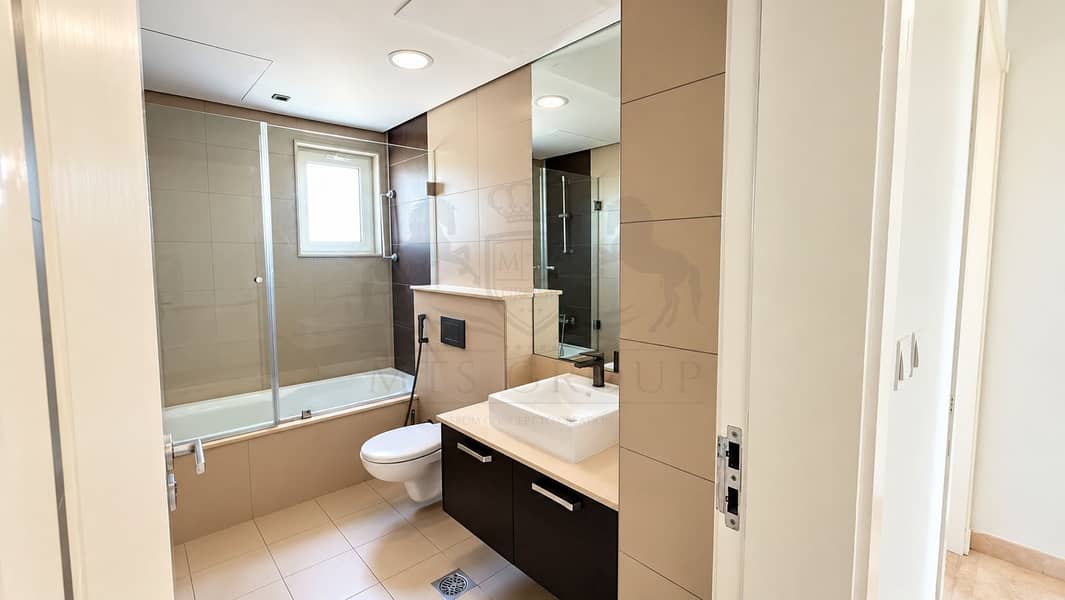 17 Modern Beige Bathroom Interior. png