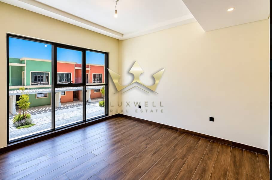 2 Bright Modern Room with Townhouse View. png