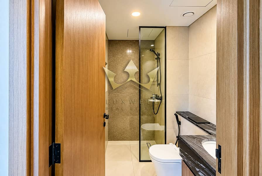 10 Warm Minimalist Bathroom Retreat. png
