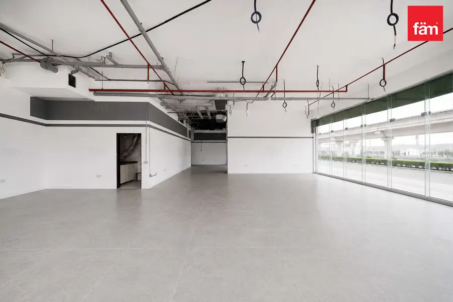 Corner Shop | 8 Parkings | Vacant | Road Facing
