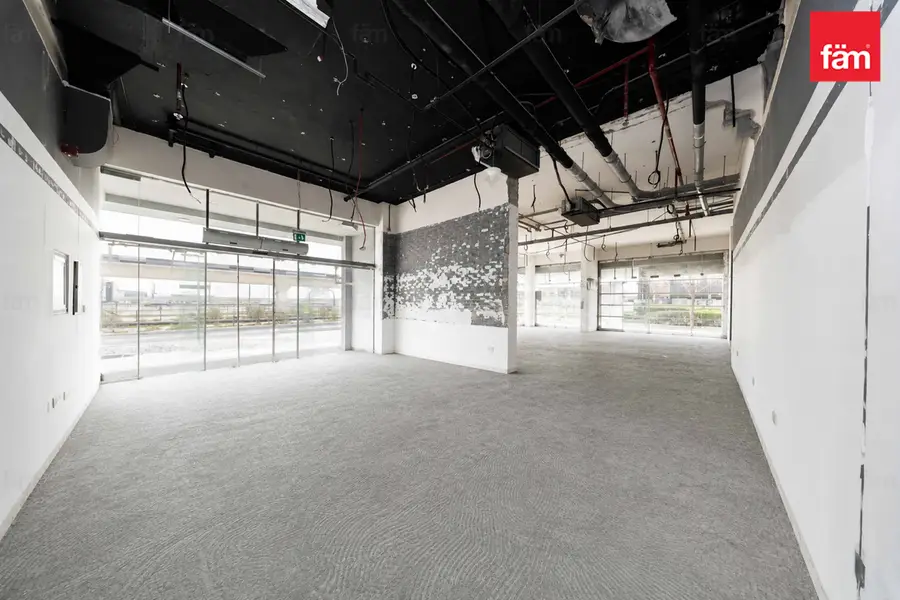 Corner Shop | 8 Parkings | Vacant | Road Facing