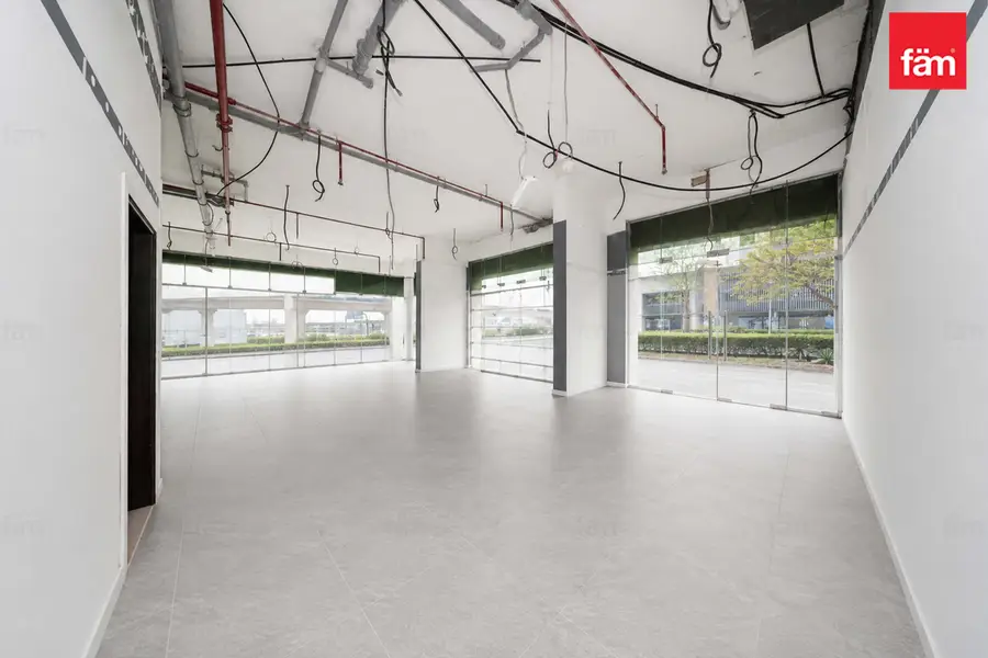 Corner Shop | 8 Parkings | Vacant | Road Facing