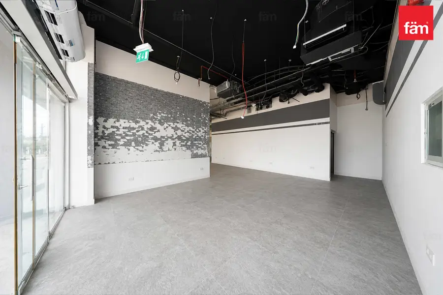 Corner Shop | 8 Parkings | Vacant | Road Facing