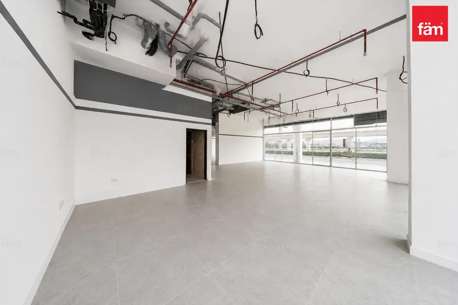 Corner Shop | 8 Parkings | Vacant | Road Facing