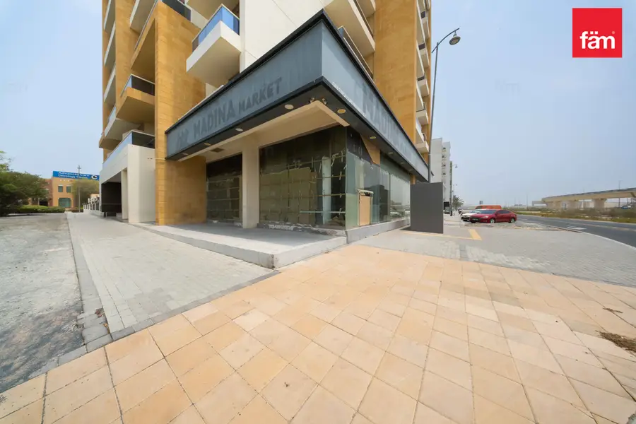 Corner Shop | 8 Parkings | Vacant | Road Facing