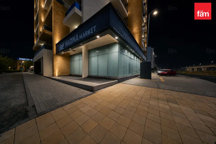 Corner Shop | 8 Parkings | Vacant | Road Facing