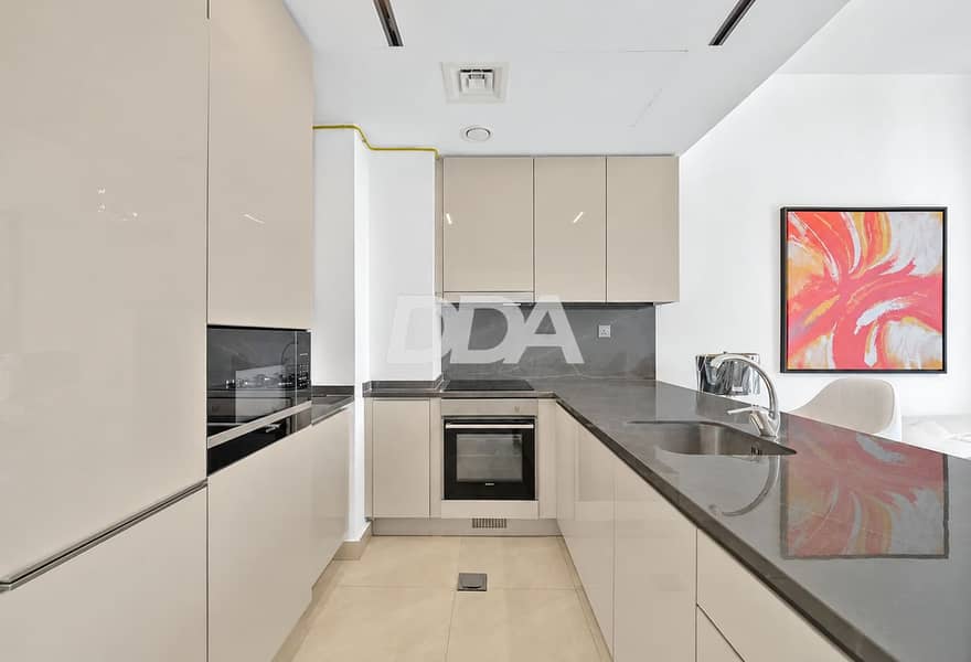 6 Modern Glossy Kitchen with Abstract Art. png